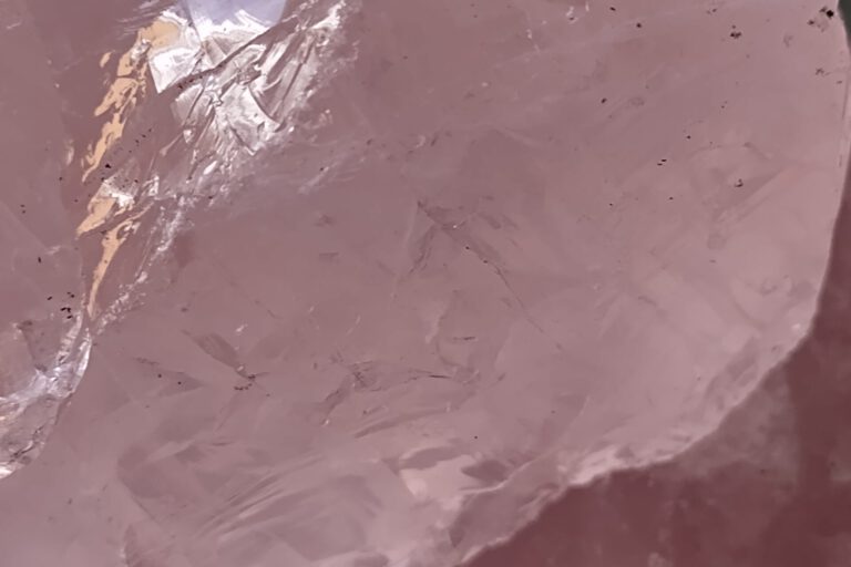 Rozenkwarts – stenengids Foto van de edelsteen Rozenkwarts