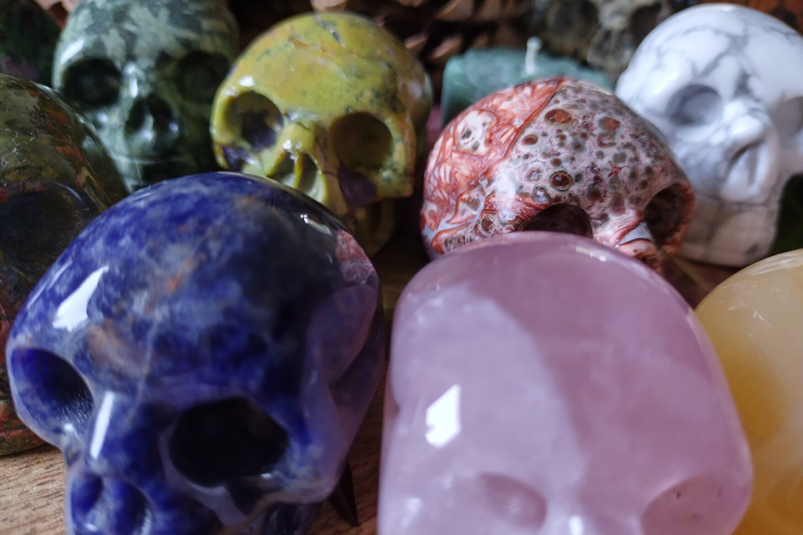 Foto van edelstenen in de vorm van schedels