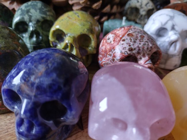 Foto van edelstenen in de vorm van schedels