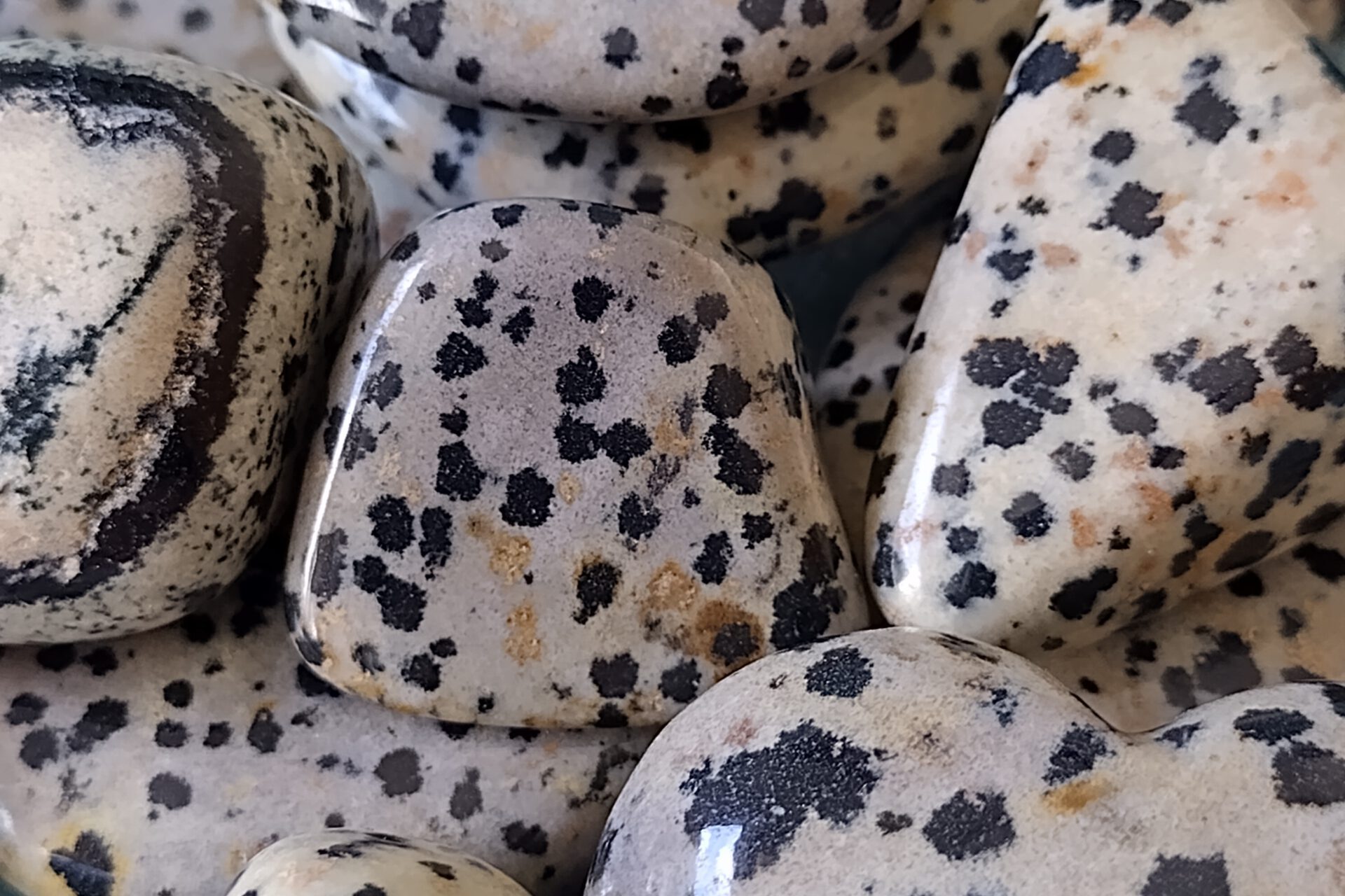 Foto van de edelsteen Dalmatiërsteen