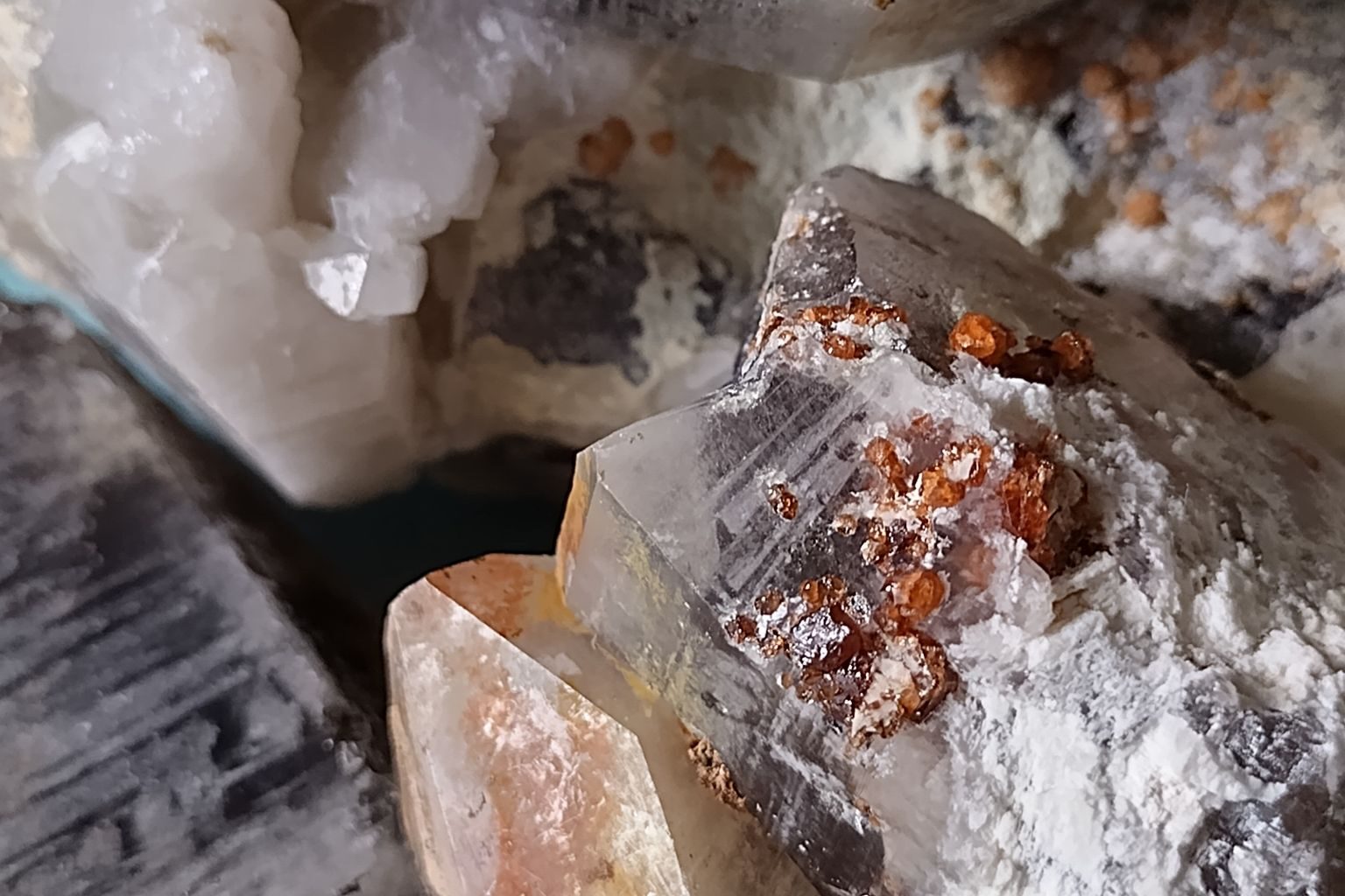 Blog Spessartien Graniet op Rookkwarts Foto van edelsteen Spessartien Granaat op Rookkwarts