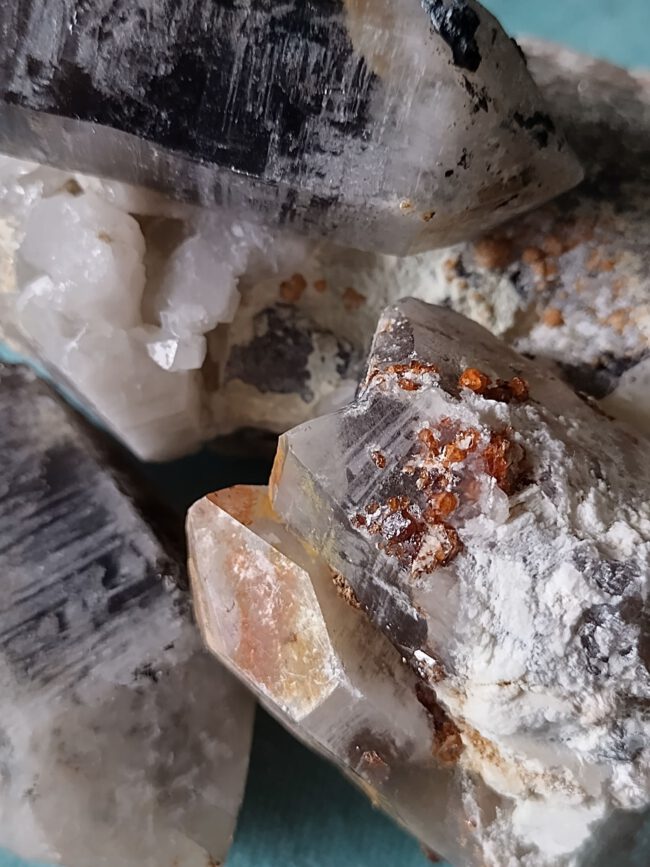 Foto van edelsteen Spessartien Granaat op Rookkwarts