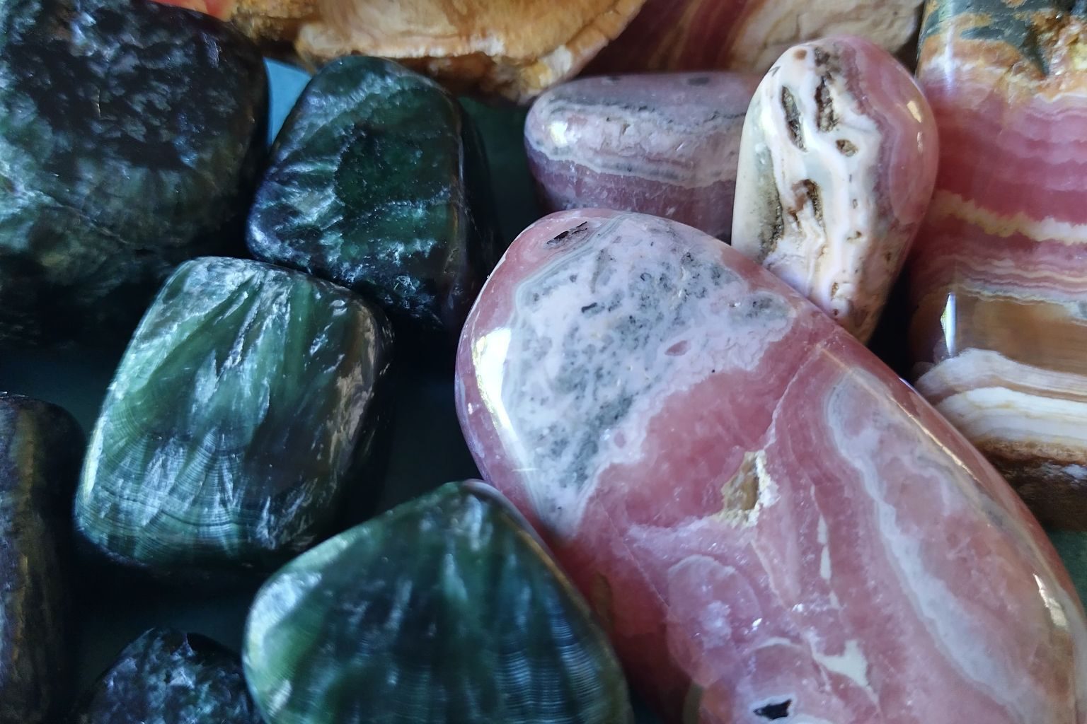 Rhodochrosiet en Serafiniet Foto van de edelstenen Rhodochrosiet en Serafiniet