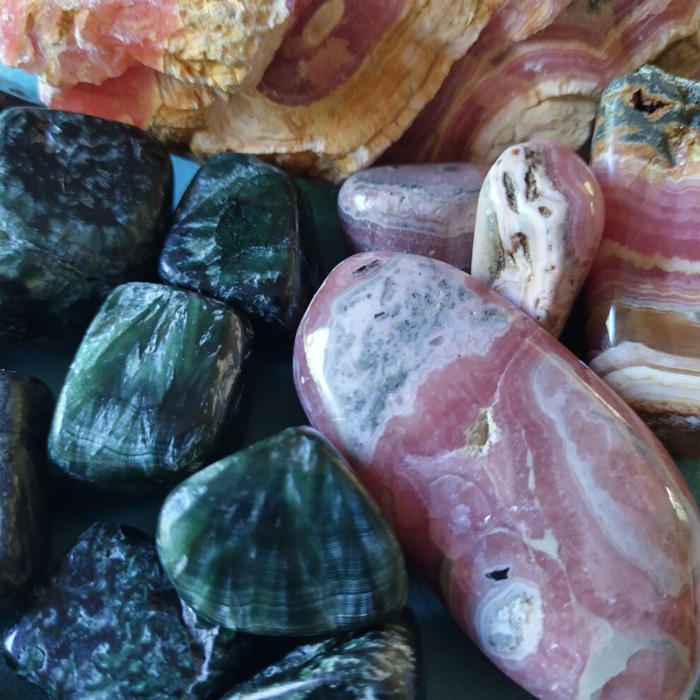 Foto van de edelstenen Rhodochrosiet en Serafiniet