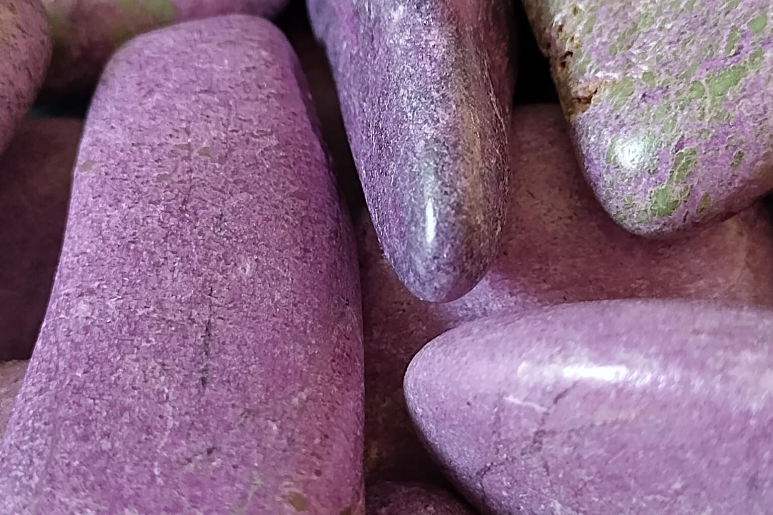 Stichtiet – Stenengids Foto van de edelsteen Stichtiet