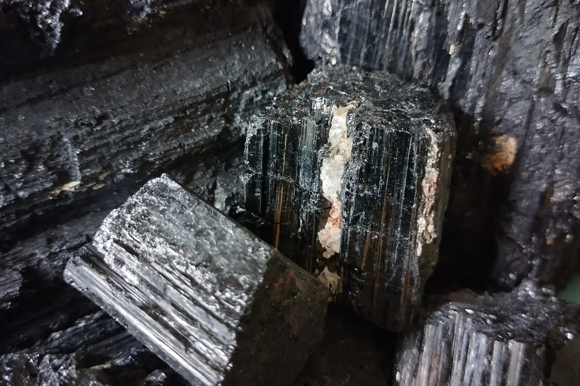 Werking Zwarte Toermalijn – Stenengids Foto van de Edelsteen Zwarte Toermalijn